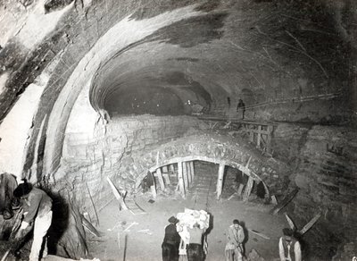 Costruzione del tunnel a Place de Roubaix per la stazione della metropolitana alla Gare du Nord, Linea 5, 7 maggio 1906 da French Photographer